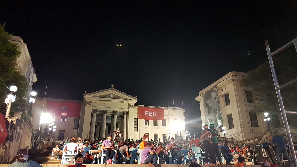 aparedesrebelde's tweet photo. No hay tristeza en la Escalinata de la #UniversidadDeLaHabana.    Y no puede ser de otra manera.... #FidelCastro nos sigue convocando a no rendirnos, a vencer, a defender a #Cuba. Estamos en su #Universidad, donde se hizo revolucionario. 🇨🇺 https://t.co/uEYnsBJsAP