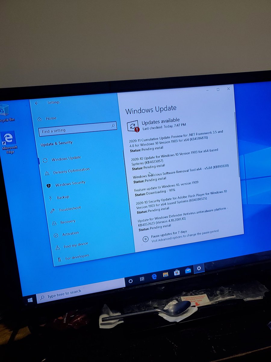 _XiZo_'s tweet photo. Finally got the pc back to life....doing updates now than restarting than do a stresstester and if all goes well....R6Siege PC watch out! https://t.co/mwch2YkGZZ