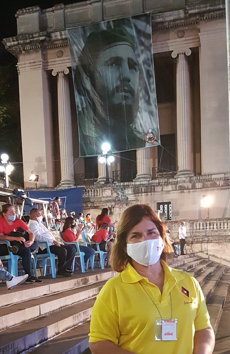 aparedesrebelde's tweet photo. No hay tristeza en la Escalinata de la #UniversidadDeLaHabana.    Y no puede ser de otra manera.... #FidelCastro nos sigue convocando a no rendirnos, a vencer, a defender a #Cuba. Estamos en su #Universidad, donde se hizo revolucionario. 🇨🇺 https://t.co/uEYnsBJsAP