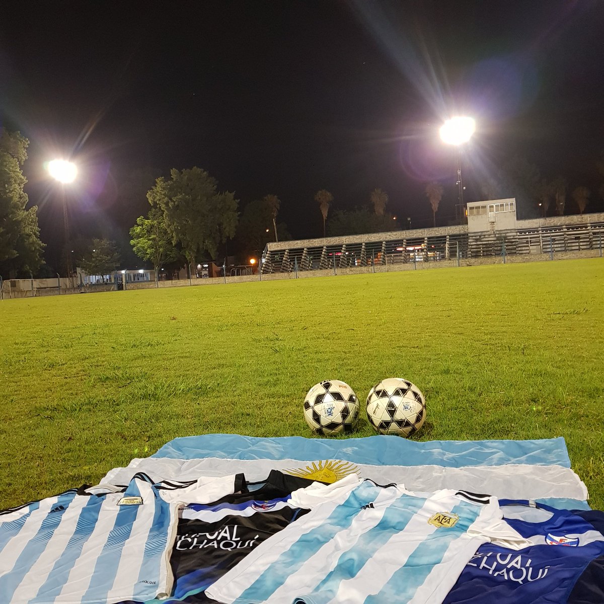 Humildemente nos sumamos a la iniciativa, de todos los clubes del país, de encender las luces de nuestro estadio a las 10:10 en homenaje a la leyenda Diego Armando Maradona. #EternoDiego