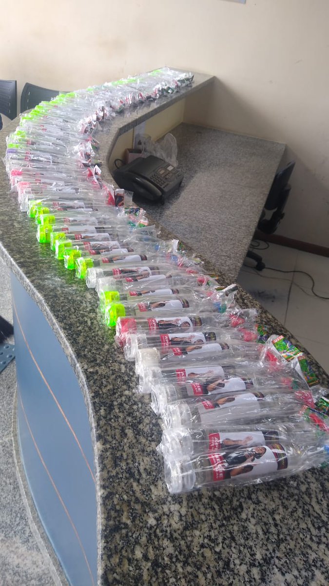 PMERJ's tweet photo. #ÉNotícia

Criminosa é presa por equipes do #35BPM transportando 87 frascos de lança perfume em Rio Bonito. A mulher foi presa na rodoviária da cidade, com base em informações passadas ao serviço #190, da #PMERJ. O caso foi registrado na #119DP.

#PMERJ #NaLutraContraoCrime https://t.co/NK3OF7jO3W