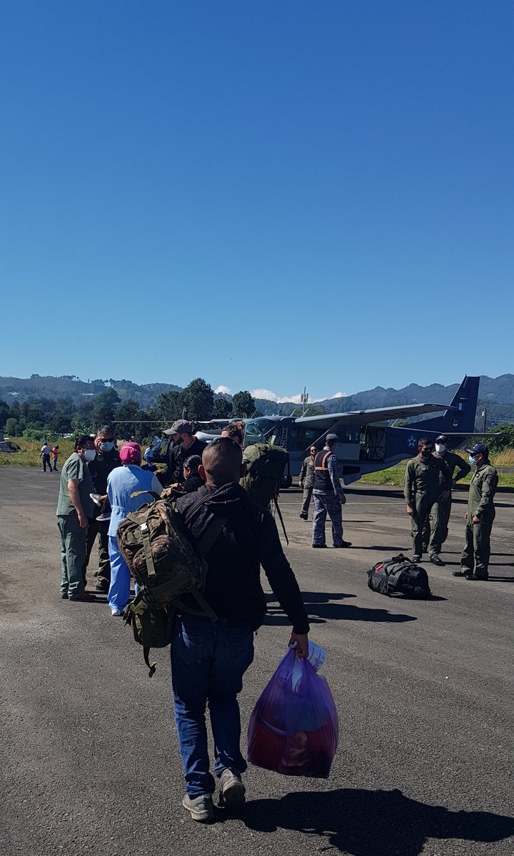 DrMarcoPaez's tweet photo. Hoy tuvimos que trasladar a un bebé al H. Roosevelt (Tiene una condición en su columna que solo en Gt se puede operar). Quiero agradecer públicamente a la Fuerza Aerea Guatemalteca que lo llevo en avion a Guatemala.  *Asi deberían de ser siempre los traslados https://t.co/KMpO0zDC44