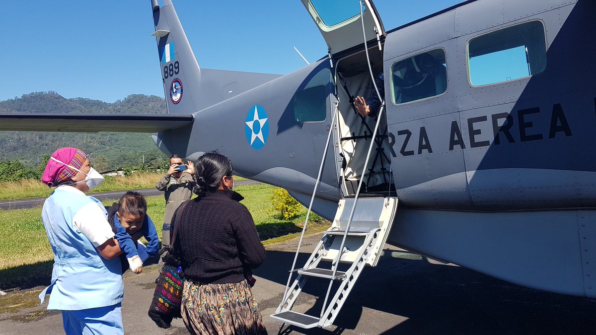 DrMarcoPaez's tweet photo. Hoy tuvimos que trasladar a un bebé al H. Roosevelt (Tiene una condición en su columna que solo en Gt se puede operar). Quiero agradecer públicamente a la Fuerza Aerea Guatemalteca que lo llevo en avion a Guatemala.  *Asi deberían de ser siempre los traslados https://t.co/KMpO0zDC44