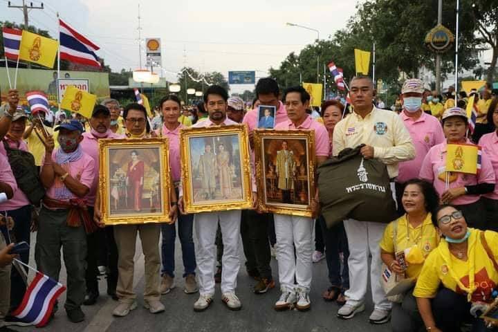 kitt293's tweet photo. เป็นภาพที่มีความประทับใจ ทุกครั้งที่พระเจ้าอยู่หัวและพระราชินีเสด็จไปที่ใด ก็จะมีประชาชนมารอรับเสด็จเป็นจำนวนมาก แสดงออกถึงความถึงความจงรักภักดี🙏🙏🙏
#ภูมิใจที่ได้รับเสด็จ 
#เรารักสถาบันพระมหากษัตริย์ https://t.co/xL7T1BCyeC