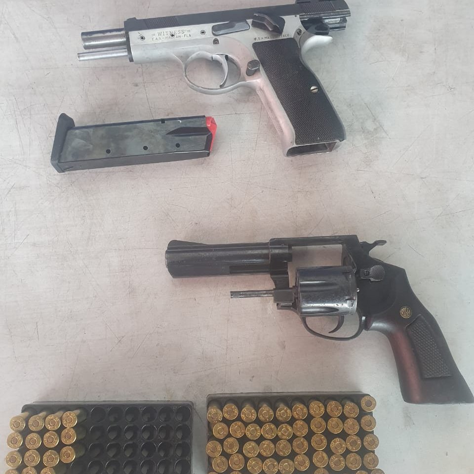 policiadepanama's tweet photo. En acción policial, nuestras unidades #Lince aprehendieron en el corregimiento de Tocumen, a un hombre quien se transportaba en un vehículo con dos armas de fuego y municiones. #SinTregua https://t.co/5Fj9eO8am1