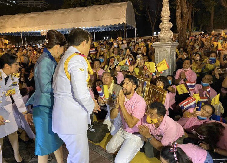 kr18555's tweet photo. [ 💛ในหลวง-พระราชินี💜 ถวายราชสักการะพระบรมราชานุเสาวรีย์รัชกาลที่ 6 ณ สวนลุมพินี และเสด็จเยี่ยมประชาชน 🙏🇹🇭 ]
#ภูมิใจที่ได้รับเสด็จ
#เรารักสถาบันพระมหากษัตริย์ https://t.co/G6xrCgXhp9