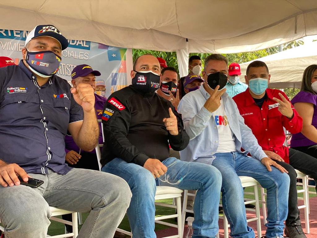 ELOYSULBARAN's tweet photo. Extraordinario encuentro con los transportistas de Portuguesa, junto a mis camaradas @EscalonaJFC y @evelyndiazmep

Una tarde en la que el pueblo mostró con alegría y entusiasmo su decisión de recuperar la AN... Transportista con @NicolasMaduro 

#6DBolivarYChavezPaLaAsamblea https://t.co/BgHXHo8zbc
