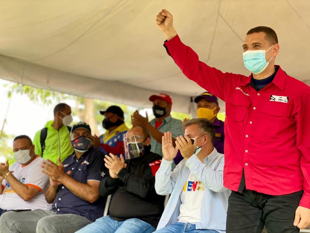 ELOYSULBARAN's tweet photo. Extraordinario encuentro con los transportistas de Portuguesa, junto a mis camaradas @EscalonaJFC y @evelyndiazmep

Una tarde en la que el pueblo mostró con alegría y entusiasmo su decisión de recuperar la AN... Transportista con @NicolasMaduro 

#6DBolivarYChavezPaLaAsamblea https://t.co/BgHXHo8zbc