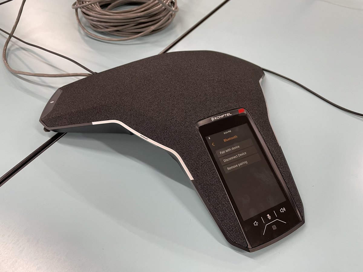 mtc_sound's tweet photo. スピーカーフォンのKOFTEL800です。最新ファームウェアでBluetoothも対応になりました！
最近は席の間隔を空けて座るケースも多いですが、KONFTEL800は3台まで拡張可能で、広いエリアの会議もカバーできます💡
#スピーカーフォン　#KOFTEL #web会議 https://t.co/TXLzDuMblF