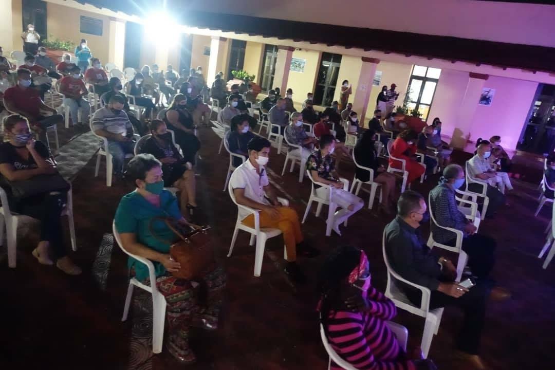 UNAH_Cuba's tweet photo. Homenaje al líder histórico de la Revolución en la sede del  @APPPMayabeque. Participan estudiantes y profesores de la @UNAH_Cuba, organizaciones políticas y de masas del territorio, y una representación del pueblo lajero.

#FidelVive #SomosUnahCuba #UniversidadCubana #Mayabeque https://t.co/pPEc4RLJUD