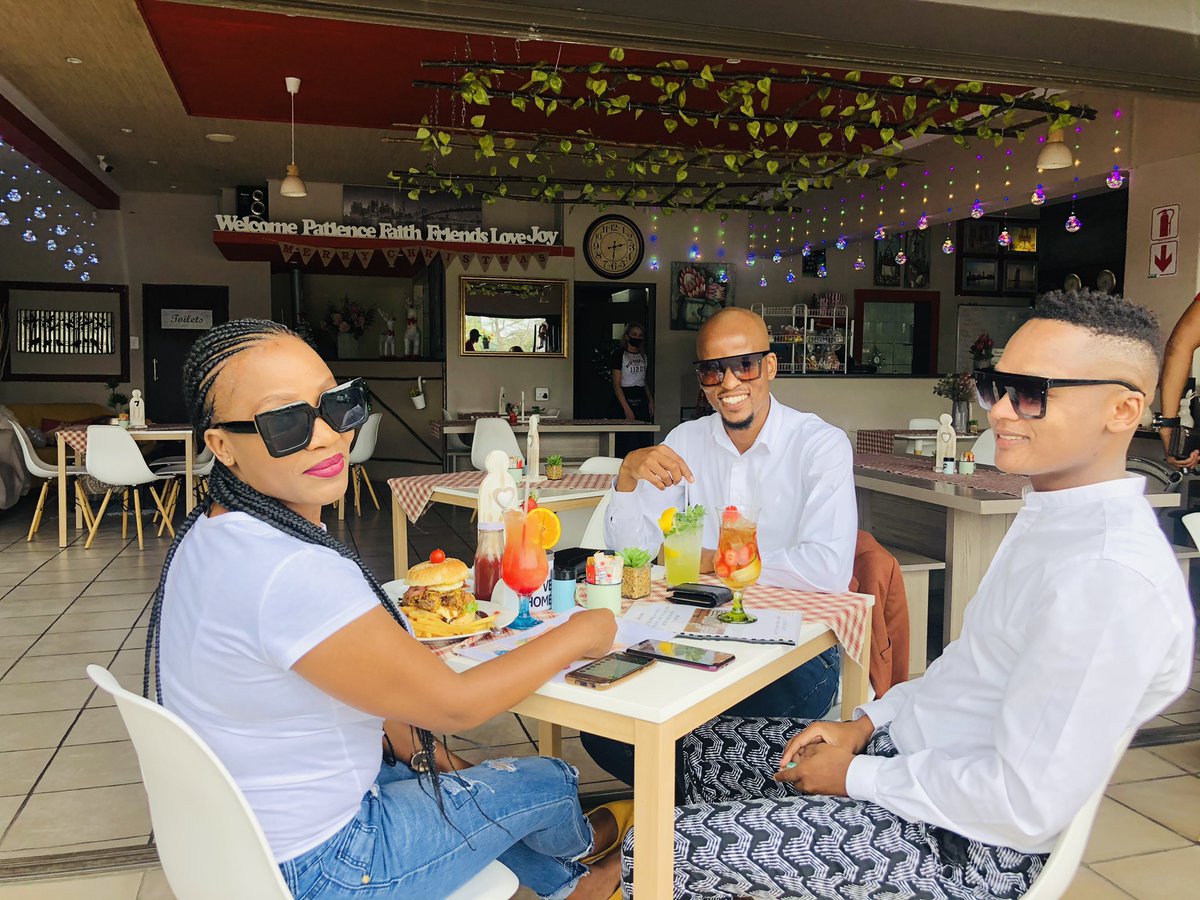 LMZ150's tweet photo. Cheers 🥂 to good friendship... #friendsbonding
#LiveLoveLaugh https://t.co/Hbqi6WnrrW