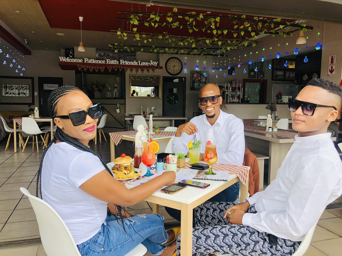 LMZ150's tweet photo. Cheers 🥂 to good friendship... #friendsbonding
#LiveLoveLaugh https://t.co/Hbqi6WnrrW