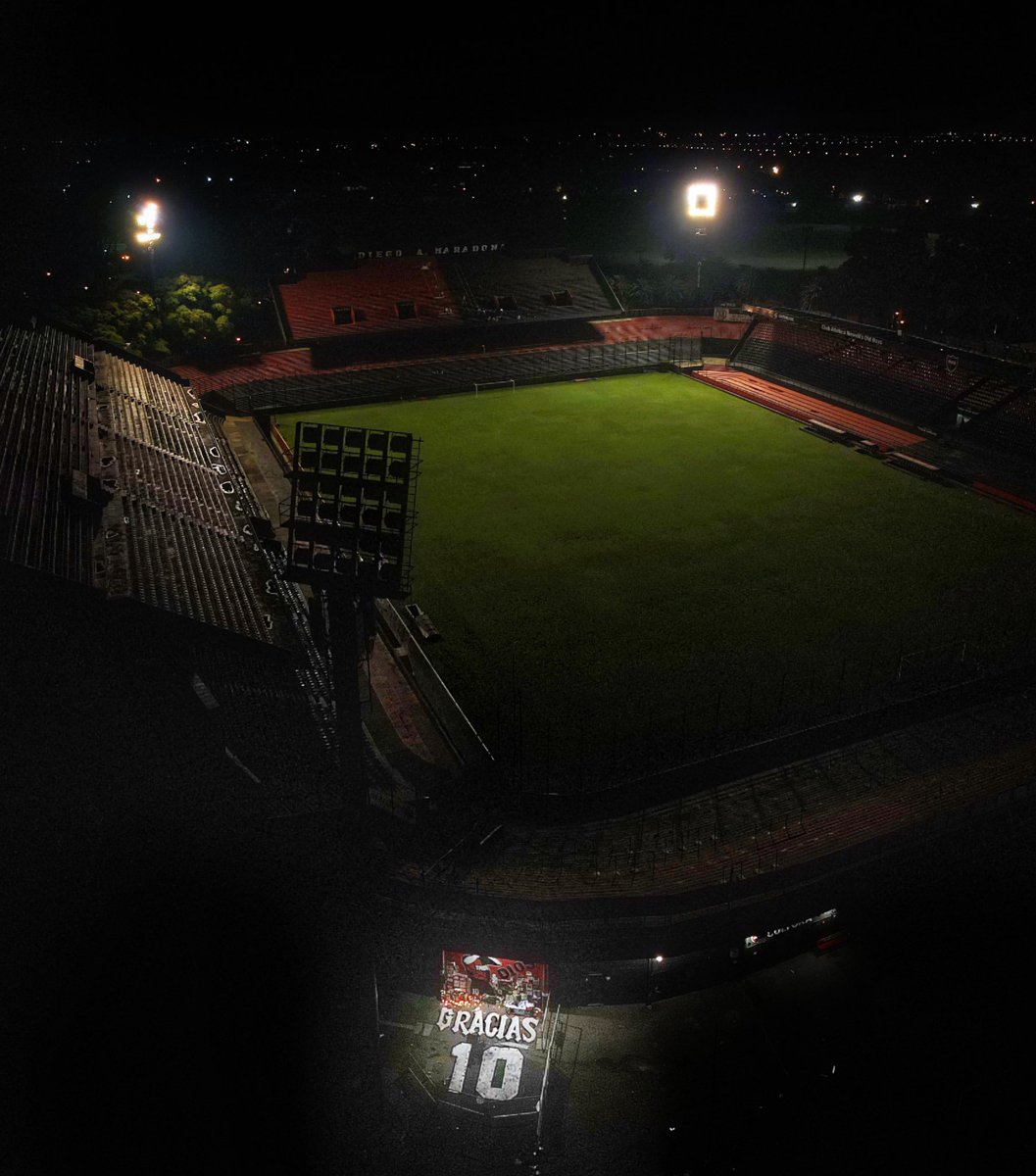 El Marcelo Bielsa se encendió formando el 🔟 en las torres de iluminación que acompañan a la tribuna Diego. A Maradona.

Las luces permanecerán encendidas durante la noche en homenaje al ídolo.

#DiegoEterno ♾