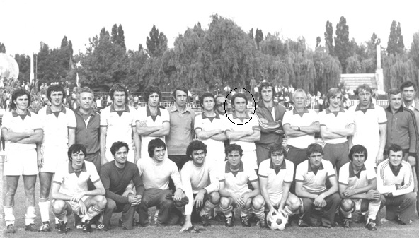 Fotbal_Romania's tweet photo. Unul dintre eroii echipei FC Argeș din umbra lui Nicolae Dobrin, protagonist al celor două titluri din anii 70 și a unor campanii europene, care au adus Valencia sau Real Madrid în România, Petre Ivan împlinește 74 de ani. #fcarges #dobrin #romania #Liga1 https://t.co/y0CbUjk45w