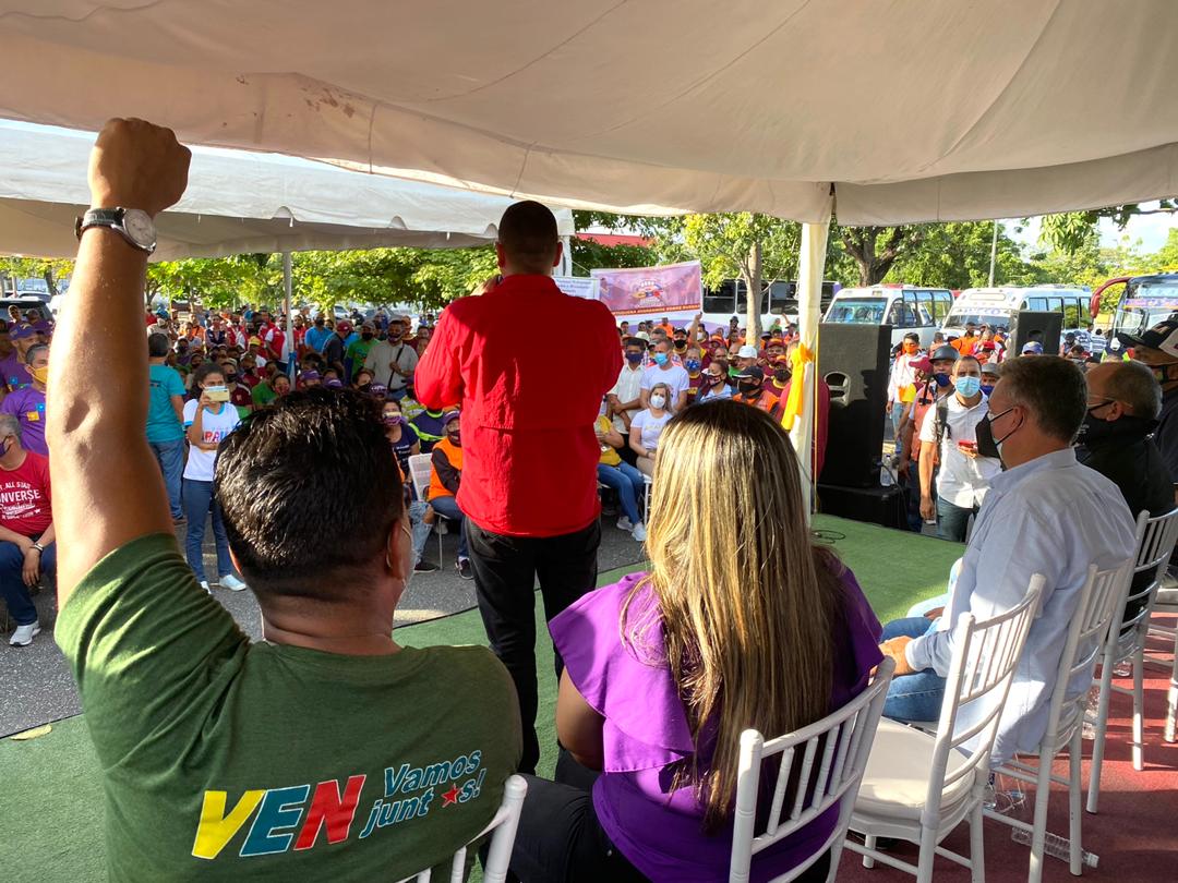 kelvismaldonad1's tweet photo. Portuguesa nos recibió con la alegría y el cariño que solo los venezolanos sabemos dar. Junto a mis herman@s candidatos @EscalonaJFC y @evelyndiazmep compartiendo con los transportistas

#ProduciendoYVenciendo https://t.co/VM383JaRuq