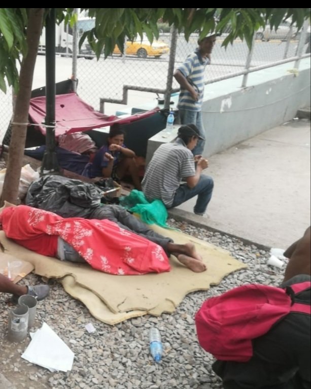 JulietaSagnay's tweet photo. La enfermedad de la adicción se expresa según el contexto social como puedes observar en las calles de Guayaquil ( izq) y Sky Road en Los Angeles https://t.co/YdMrbs9IUP
