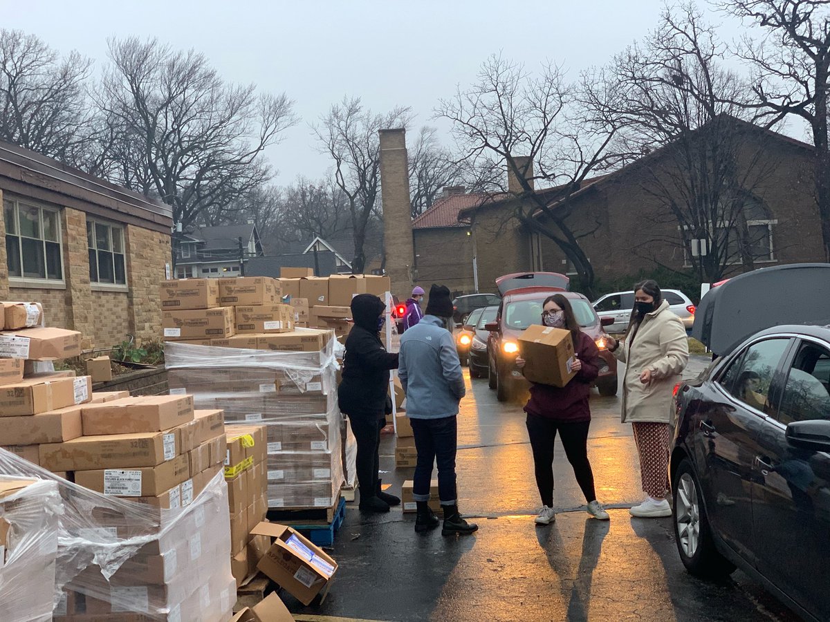 southsidekin_'s tweet photo. Today’s Thanksgiving food drive with 19th Ward Mutual Aid was a huge success! So many families were able to get the essentials needed for their dinner tomorrow. Thank you to everyone who donated and volunteered, we couldn’t have done it without you. https://t.co/TGtNbQLpEu
