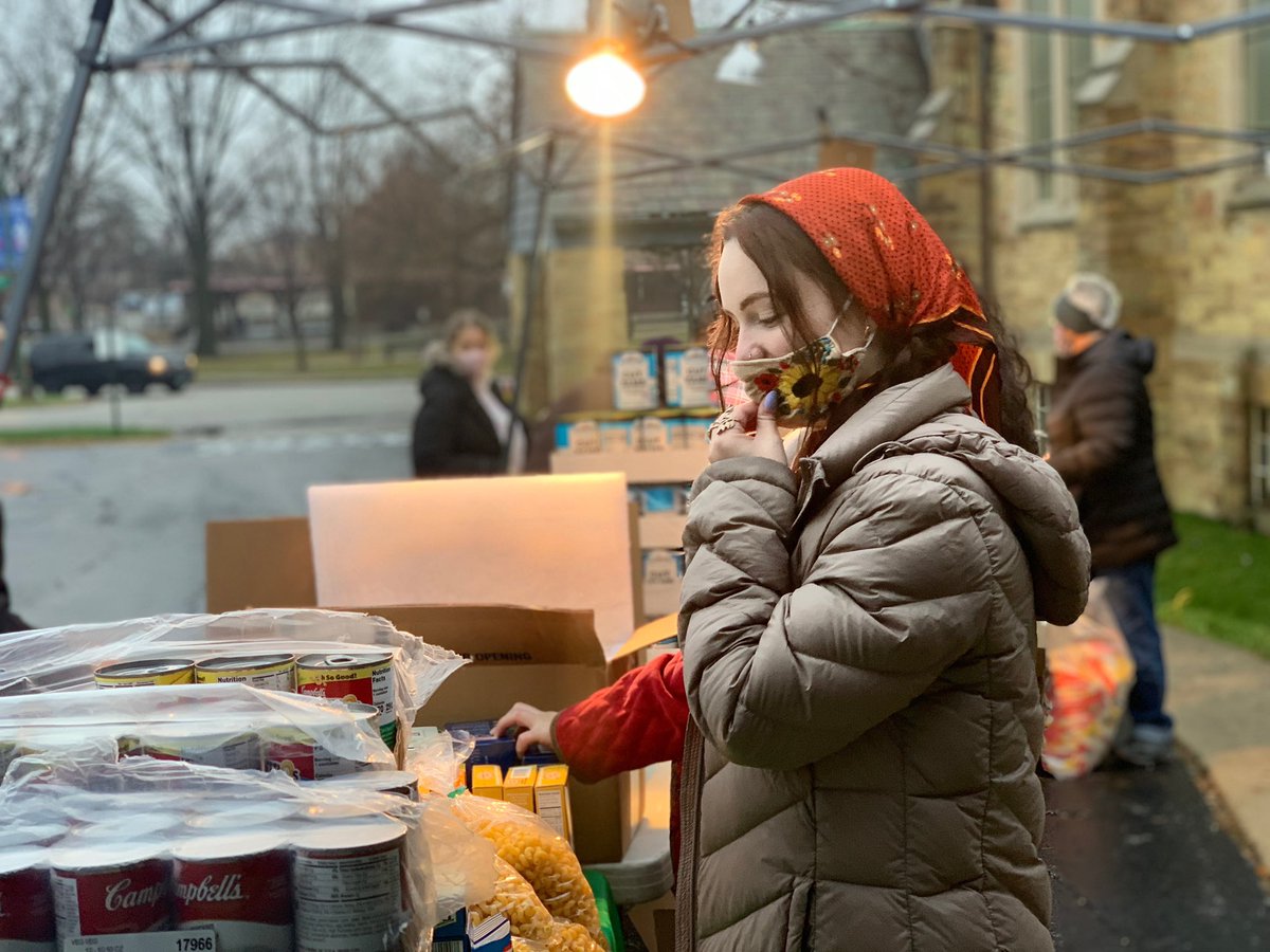 southsidekin_'s tweet photo. Today’s Thanksgiving food drive with 19th Ward Mutual Aid was a huge success! So many families were able to get the essentials needed for their dinner tomorrow. Thank you to everyone who donated and volunteered, we couldn’t have done it without you. https://t.co/TGtNbQLpEu