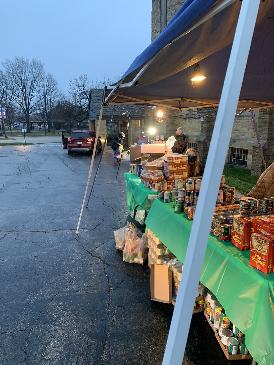 southsidekin_'s tweet photo. Today’s Thanksgiving food drive with 19th Ward Mutual Aid was a huge success! So many families were able to get the essentials needed for their dinner tomorrow. Thank you to everyone who donated and volunteered, we couldn’t have done it without you. https://t.co/TGtNbQLpEu