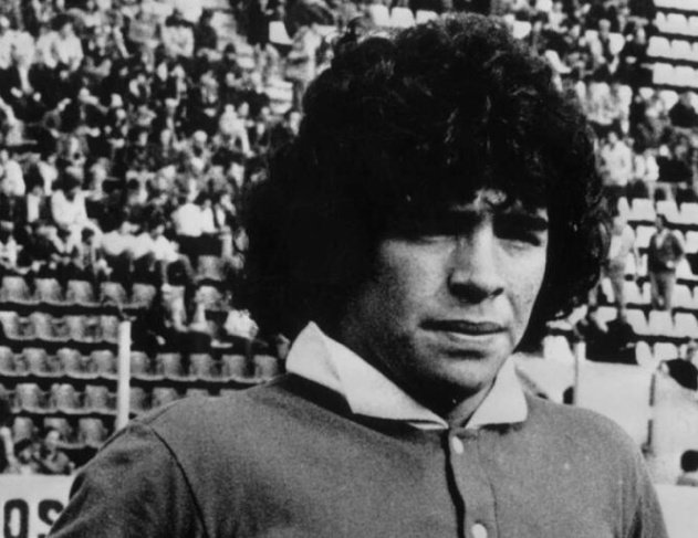 Pasaron más de 43 años... Fue el 8 de noviembre del '77 cuando el Diego jugó por única vez en nuestro estadio. Un Temperley 2-1 Argentinos por el Torneo Metropolitano.

Hoy se encendieron las luces del Alfredo Beranger por vos. Nuestro sentido homenaje en esta noche triste 🔟🙏🏻💙