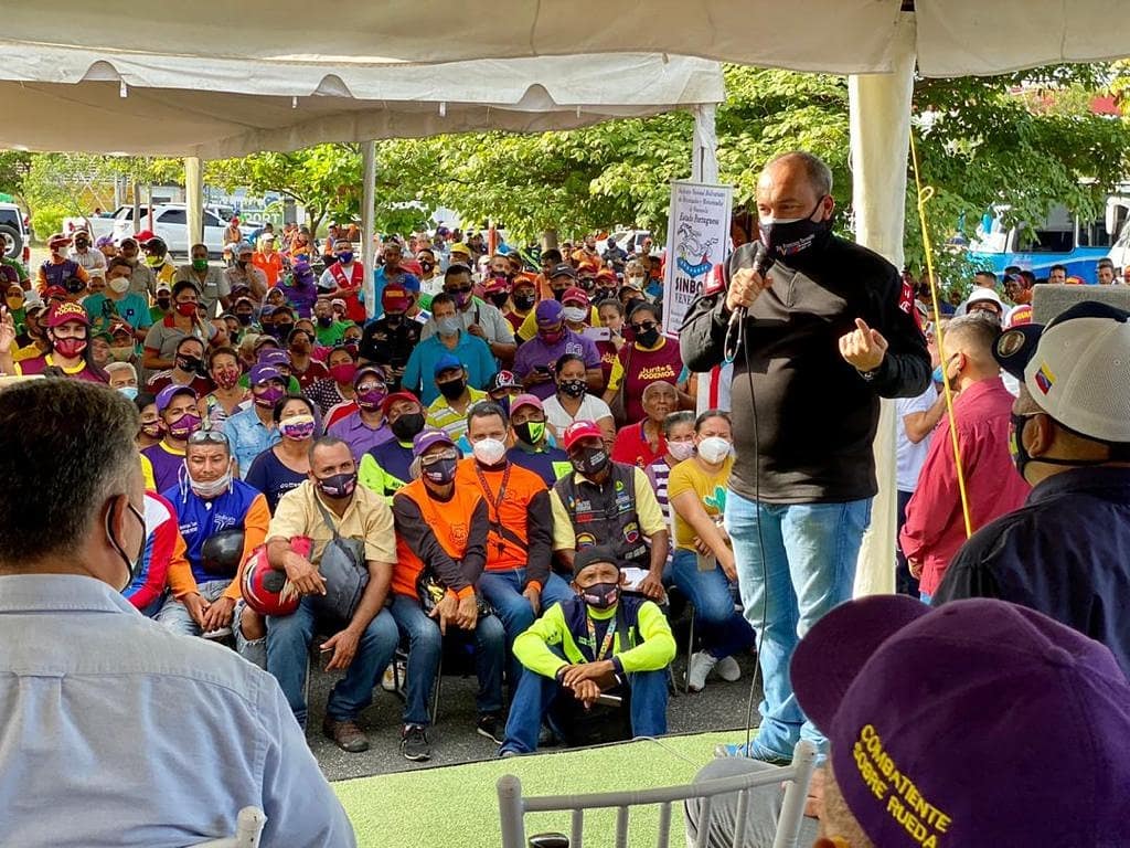 kelvismaldonad1's tweet photo. Portuguesa nos recibió con la alegría y el cariño que solo los venezolanos sabemos dar. Junto a mis herman@s candidatos @EscalonaJFC y @evelyndiazmep compartiendo con los transportistas

#ProduciendoYVenciendo https://t.co/VM383JaRuq