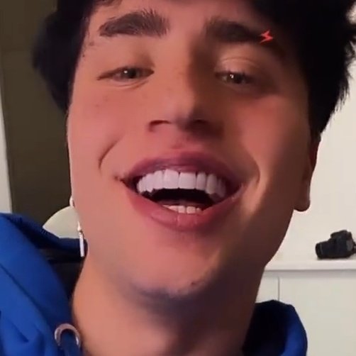 denissuchi's tweet photo. Emilio con esos dientes se parece a Oscar de espanta tiburones JAJAJAJAJAJAJAJA https://t.co/Z1W6QNEmuI