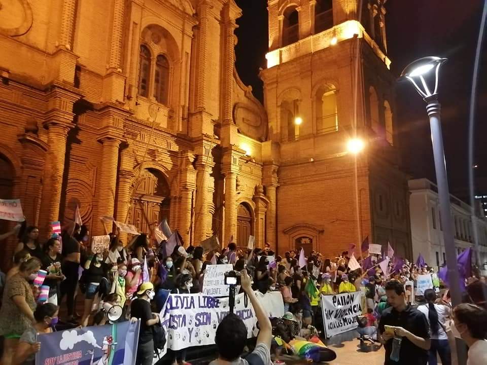 aqui_bo's tweet photo. Contundente manifestación por el #25N en Santa Cruz.
#DerechosAquíYAhoraBolivia 

@TeresaRod91 @DenilMS20 @AleMenachoNoza @Eguez_chris @lupe_perez_c @MoiraRimassa @MANODIVERSA @KRZ_Lambertin https://t.co/hg9VRmLB6H