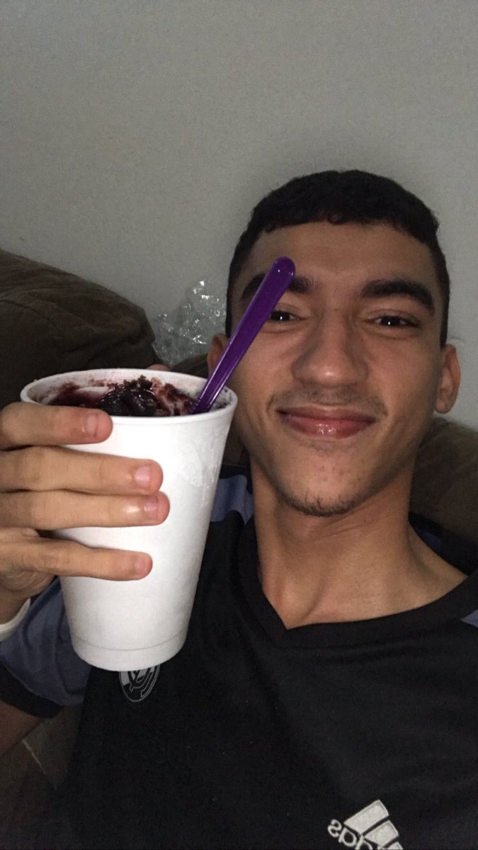 Viniciu_silva10's tweet photo. Se tá ruim p vc imagina p admirador secreto da minha irmã que mandou um açaí pra ela e eu comi tudo , vlw cunhadao https://t.co/MuwaWdHNPD
