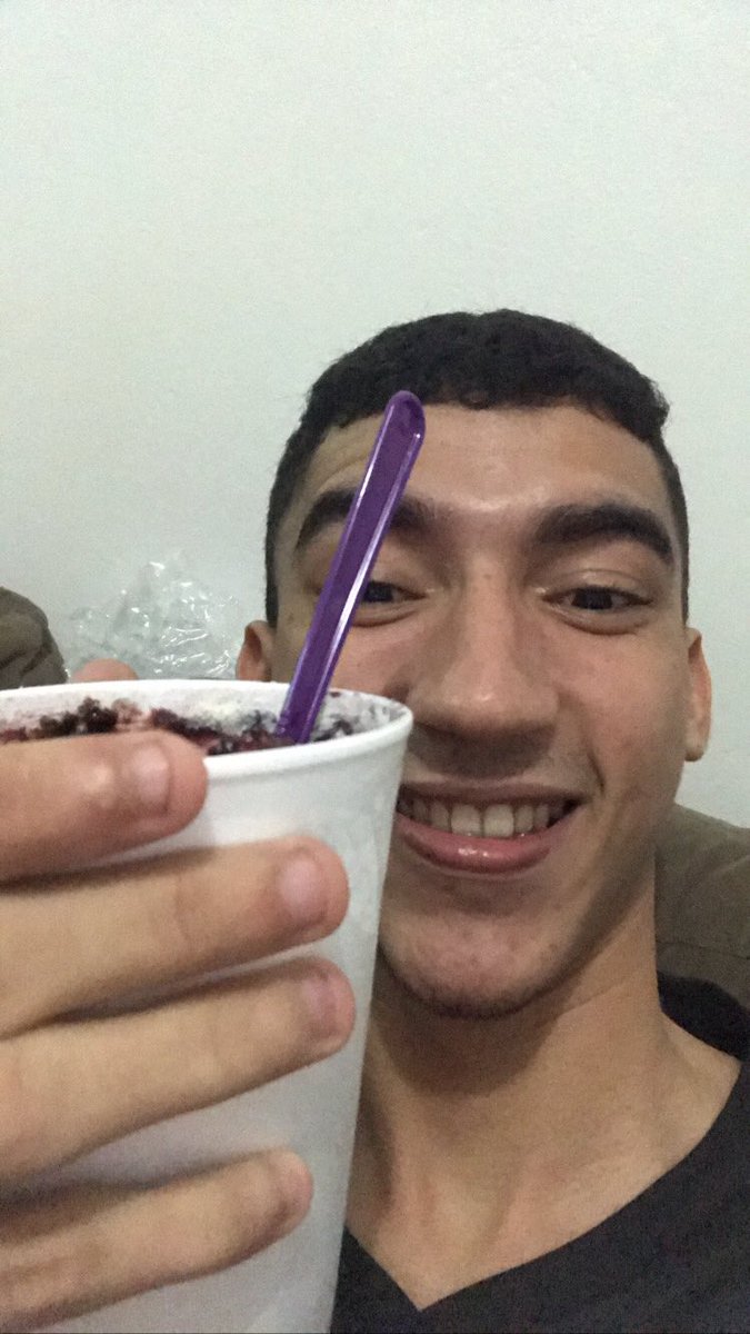 Viniciu_silva10's tweet photo. Se tá ruim p vc imagina p admirador secreto da minha irmã que mandou um açaí pra ela e eu comi tudo , vlw cunhadao https://t.co/MuwaWdHNPD
