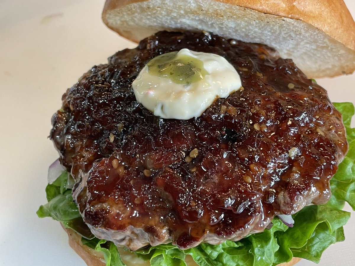 burger_takumi's tweet photo. おはようございます
11月26日(木)
本日も11時00分~21時00分まで営業しております

少し前から新しくメインのソースを変えてみました、口の中にソースの香り、味が残るように作ってみました！

是非食べて見てください！
本日もよろしくお願いします！！ https://t.co/rQtfeDGvZi