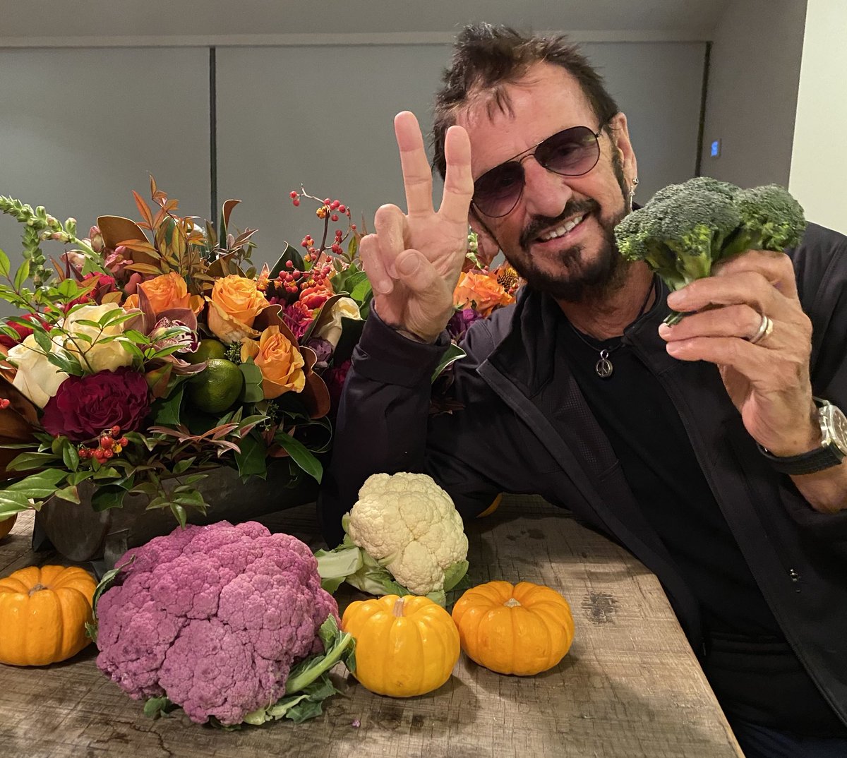 ringostarrmusic's tweet image. Happy Thanksgiving everyone have a great day be safe peace and love. 😎✌️🌟❤️🎶🎼🍒🦏☮️