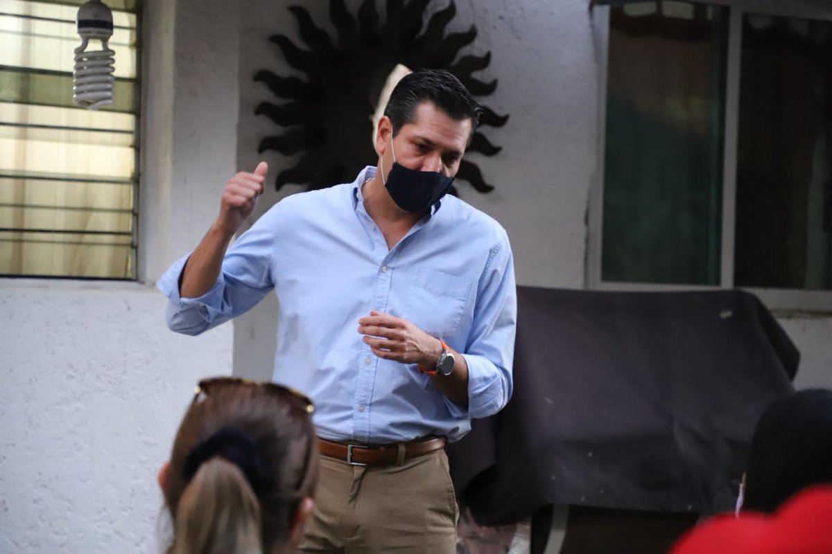 MauroGarzaMarin's tweet photo. Hoy por la noche me di una vuelta a lomas de Zapopan, fue un gusto saludar a buenos amigos. Me externaron su preocupación ante los retos de la reactivación económica. También compartimos opiniones en lo que debemos de hacer para #Entrarle a las soluciones. #VamosAEntrarle https://t.co/WwiIZo384U
