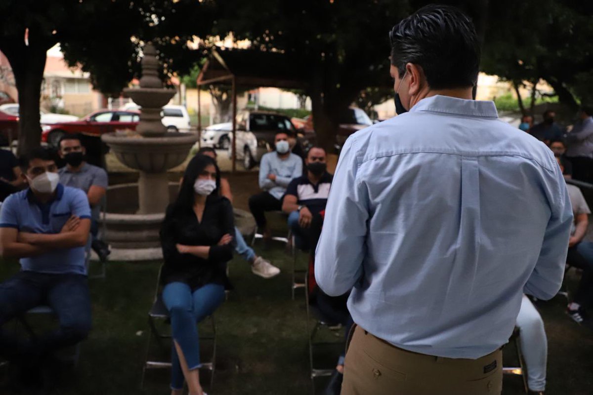 MauroGarzaMarin's tweet photo. Hoy por la noche me di una vuelta a lomas de Zapopan, fue un gusto saludar a buenos amigos. Me externaron su preocupación ante los retos de la reactivación económica. También compartimos opiniones en lo que debemos de hacer para #Entrarle a las soluciones. #VamosAEntrarle https://t.co/WwiIZo384U