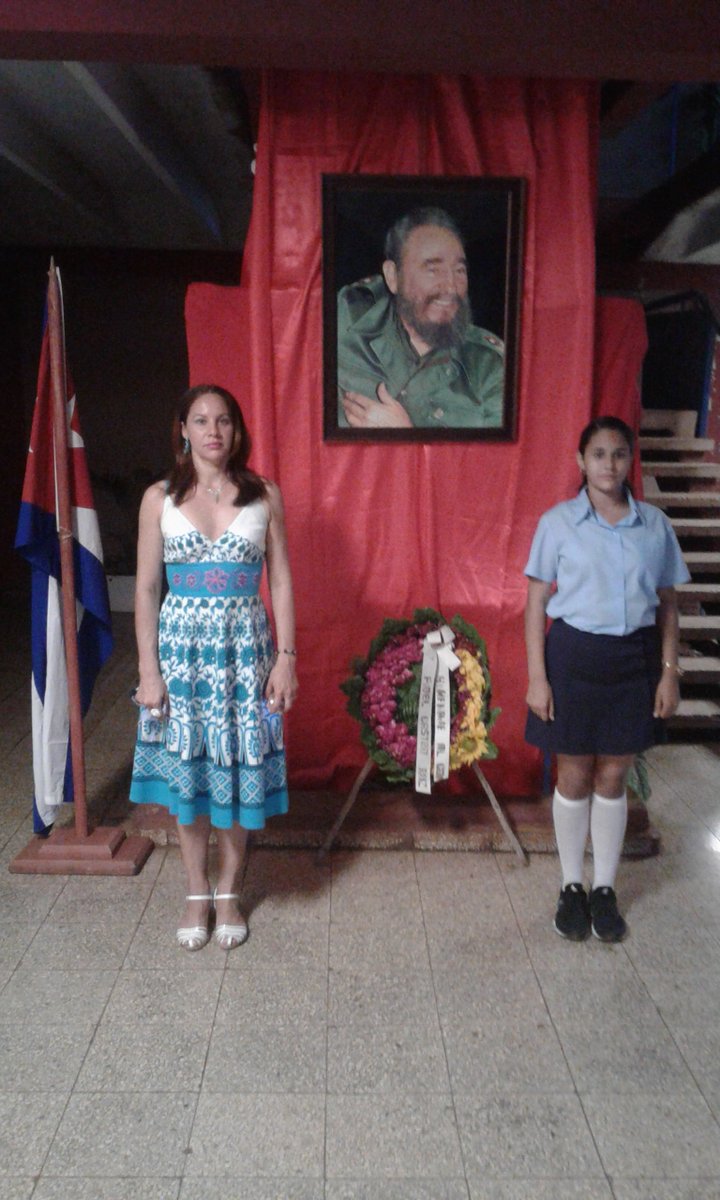 dme_moa's tweet photo. Da inicio la velada al invicto #EternoComandante que desarrolla el sector educacional en Moa con una guardia de honor. #FidelPorSiempre @DarvelisCarrac3 @dailiana_d @DPEHolguín @dme_moa @CubaMined https://t.co/YOysoVjQ6Y