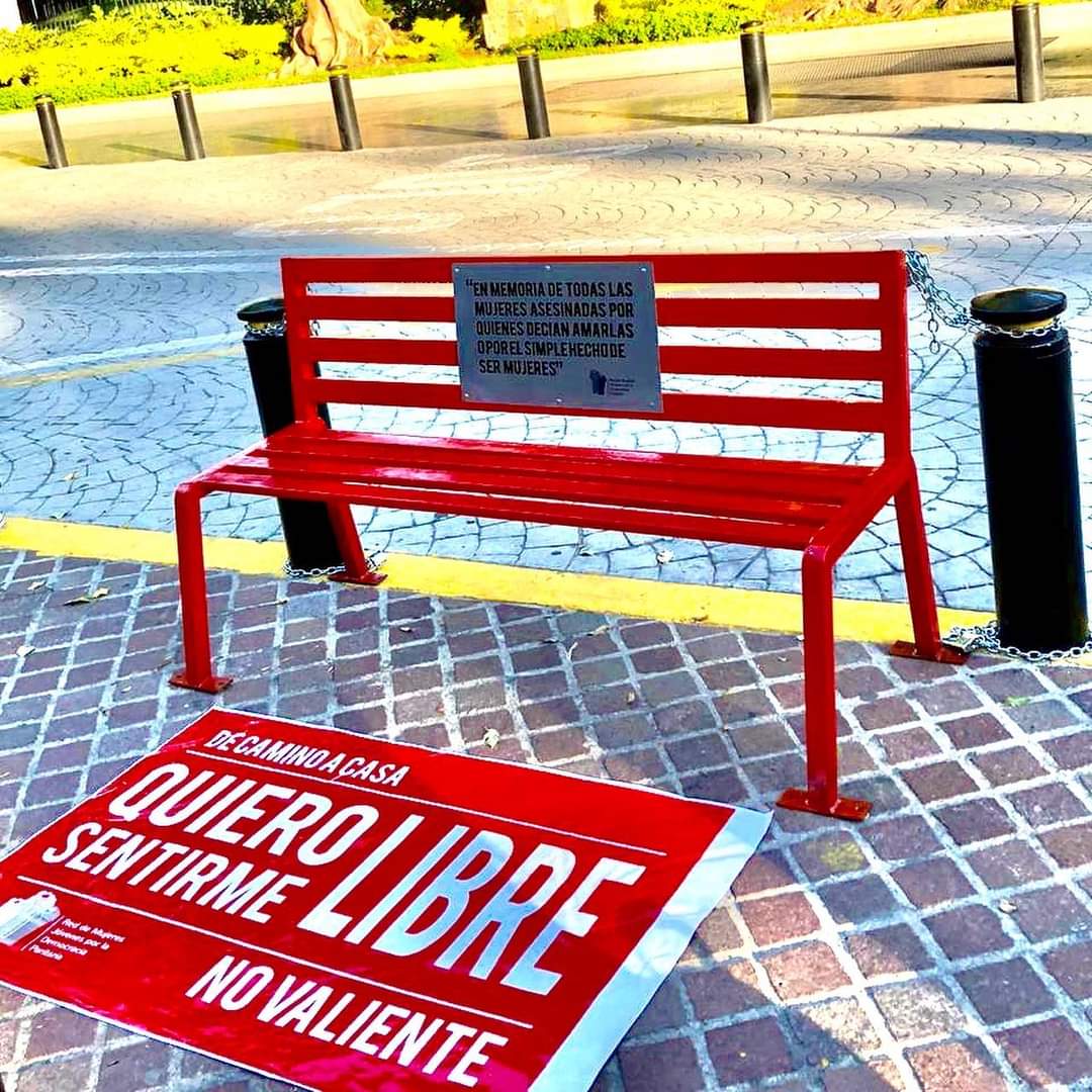 nancyporfavor's tweet photo. El alcalde del @GuadalajaraGob @DelToroIsmael atendio nuestra petición de mantener la antimonumenta que instalamos en memoria de las mujeres que han sido víctimas de violencia.

La banca roja se queda 💜🔥
#YallegamosYNoNosVamos https://t.co/y58ZEJnjMi