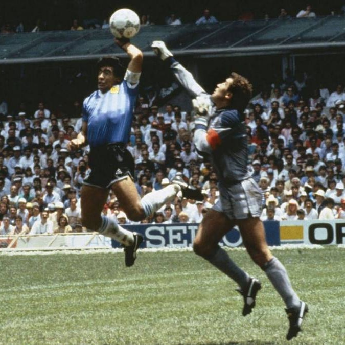 pardodinardo's tweet photo. Se fue el alquimista más grande del fútbol. No me hablen de su vida privada ni de otros jugadores. 
Los que vimos a Maradona en el 86' sabemos que el hijo de Dios en el fútbol es él. 
Descansá en paz Diego! 
Abrazo de gol a mis hermanos argentinos https://t.co/esI6EmQ1OW