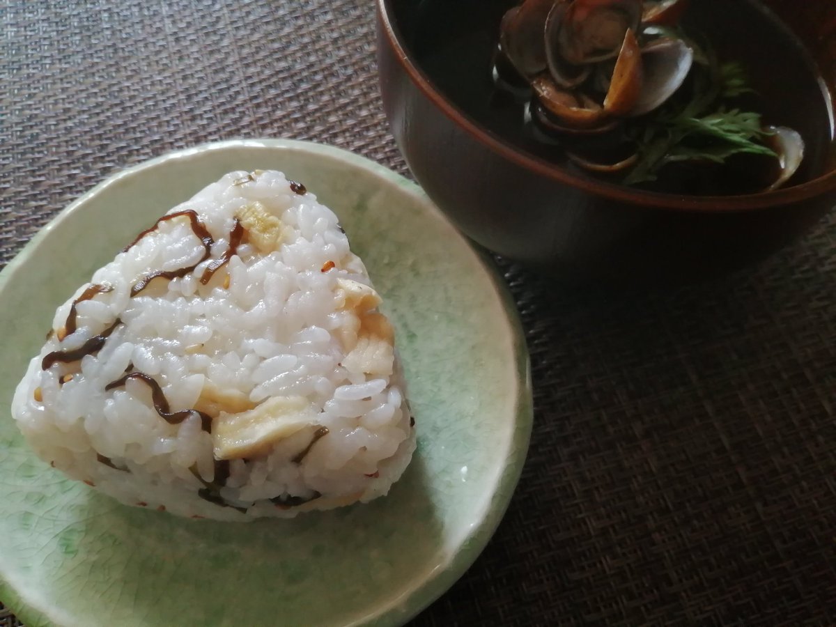 CareerLab_'s tweet photo. 4種セットの1つ。ほたての割干し漬けのおにぎり。
塩昆布と金胡麻を足すことで香りと食感を楽しめます。
割干し漬けの漬け液は、酢とお好みの具をを足してご飯に混ぜるとチラシ寿司風にも😋
#フードロス削減 #発酵食品 #食育
#日本の伝統食 #日本の伝統文化
#倉敷 #和平治商店 #SAKENIGHT https://t.co/AyAA1upM4F
