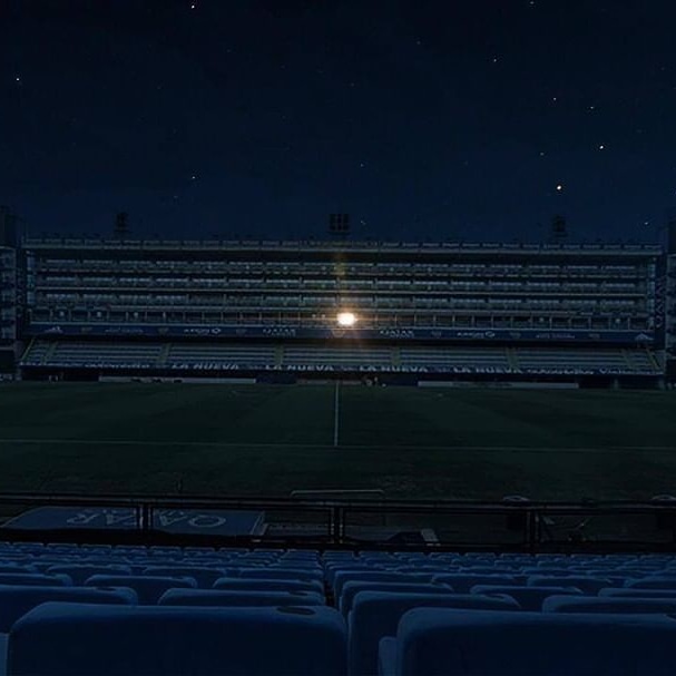 abdalafarah's tweet photo. Estádio "La Bombonera" na escuridão... Exceto pela luz do Camarote de Diego Armando Maradona que segue aceso. Pra Sempre! 

Que linda homenagem!
Eterno! https://t.co/zAwwH4gp2V
