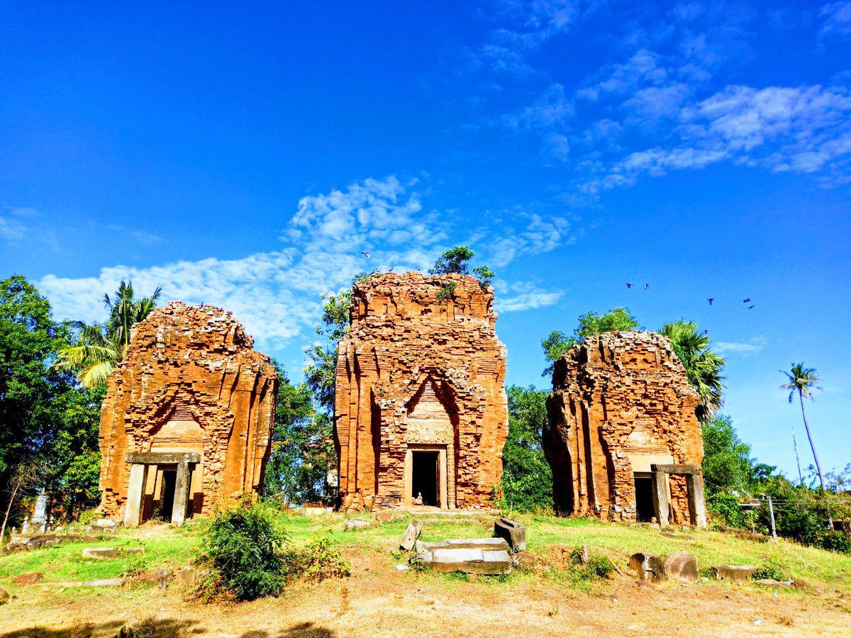 You may have different experience, feeling and being more enjoyable to see the scenery along the road when you use bike to explore and visit the amazing ancient temples in Battambang. #soksabike #socialenterprise #responsiblebiketour #ancienttemple #battambang