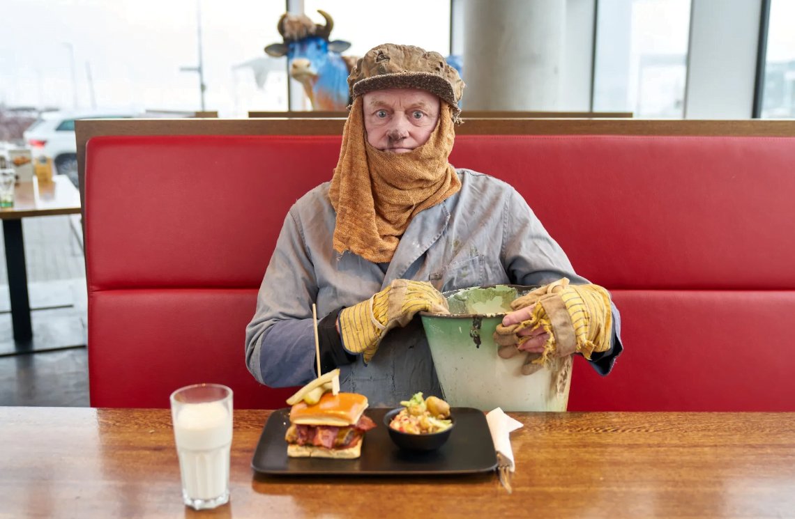 Ef maður er í útvarpi sem er sjónvarpað passar maður þá ekki uppá að þurrka magnúsinn frá nefinu 🤔 nei bara pæling