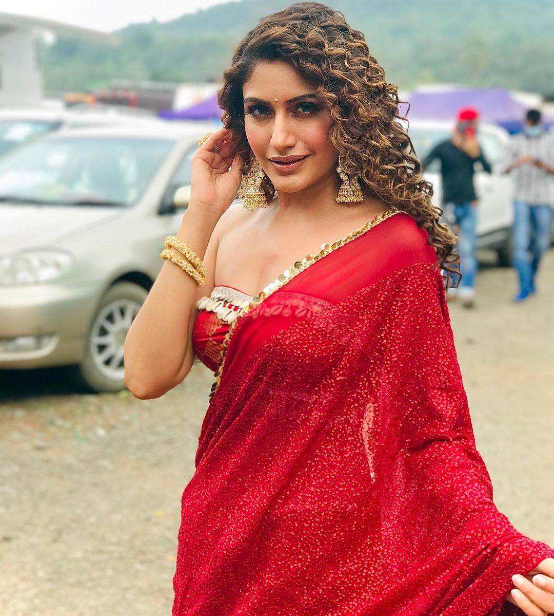 Red Hot: Surbhi Chandna’s latest sexy red saree avatar sets the internet on fire

#scfashionlookbook #scfashiondiaries #eventready  #naagin5 #banisharma #SurbhiChandna