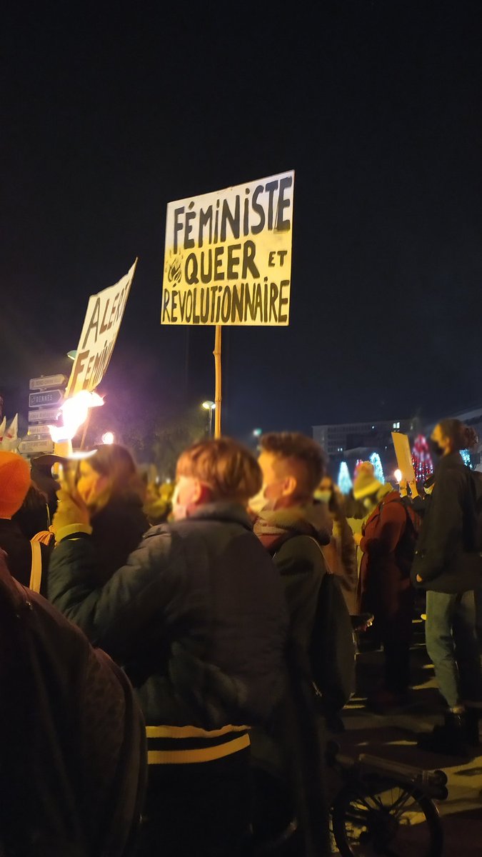 NantaisesEL's tweet photo. Manifestation du #25nov contre les violences faites aux femmes et minorités de genre. 
Des milliers de personnes, des chants, des tags et l'envie d'être ensemble.
Un important dispositif policier et l'interpellation violente d'une musicienne ont malheureusement marqué ce défilé. https://t.co/CQvKwoy8Ur