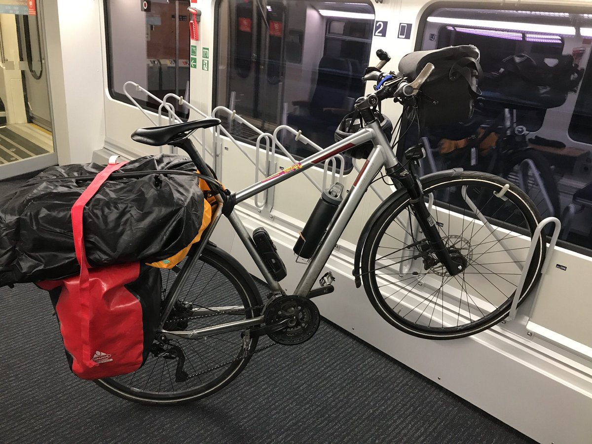 Fahrrad mit Gepäck in IC-Wagon