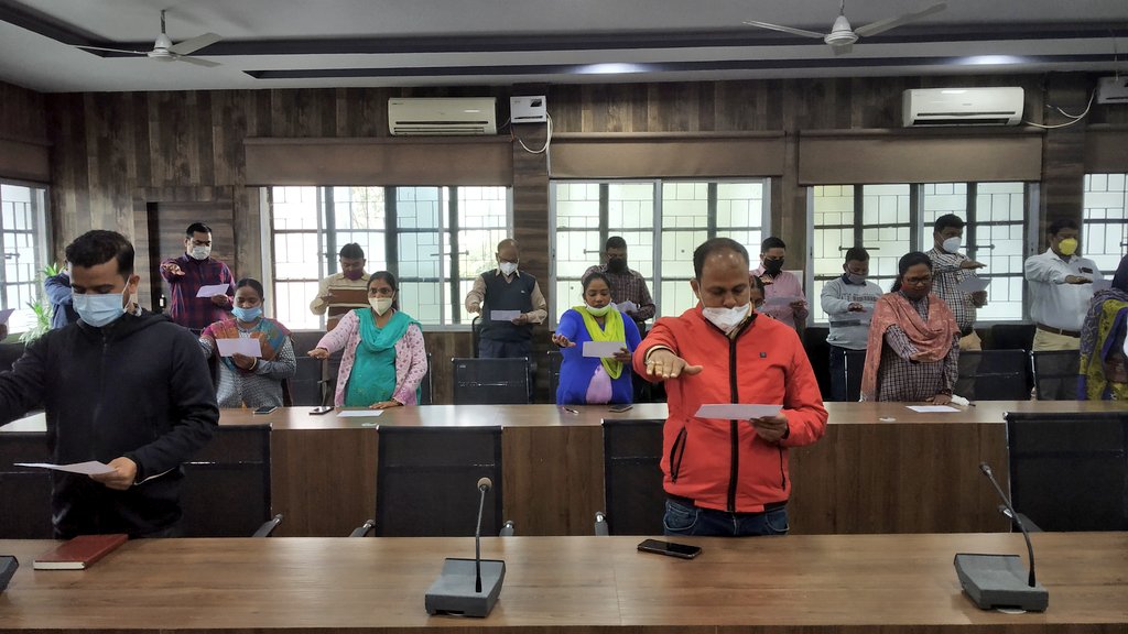dcpakur's tweet photo. समाहरणालय स्थित सभागार में संविधान दिवस पर
वरीय पदाधिकारियों, कार्यालय के अधिकारियों व कर्मियों ने संविधान द्वारा दिए अधिकारों व दायित्वों का ईमानदारी से अनुपालन करने का संकल्प लिया। 
@JharkhandCMO 
@prdjharkhand https://t.co/BE1m4k8Afp