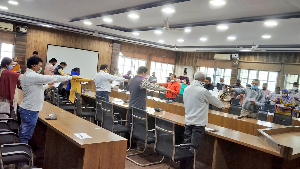 समाहरणालय स्थित सभागार में संविधान दिवस पर
वरीय पदाधिकारियों, कार्यालय के अधिकारियों व कर्मियों ने संविधान द्वारा दिए अधिकारों व दायित्वों का ईमानदारी से अनुपालन करने का संकल्प लिया। 
<a href="/JharkhandCMO/">Office of Chief Minister, Jharkhand</a> 
<a href="/prdjharkhand/">IPRD Jharkhand</a>