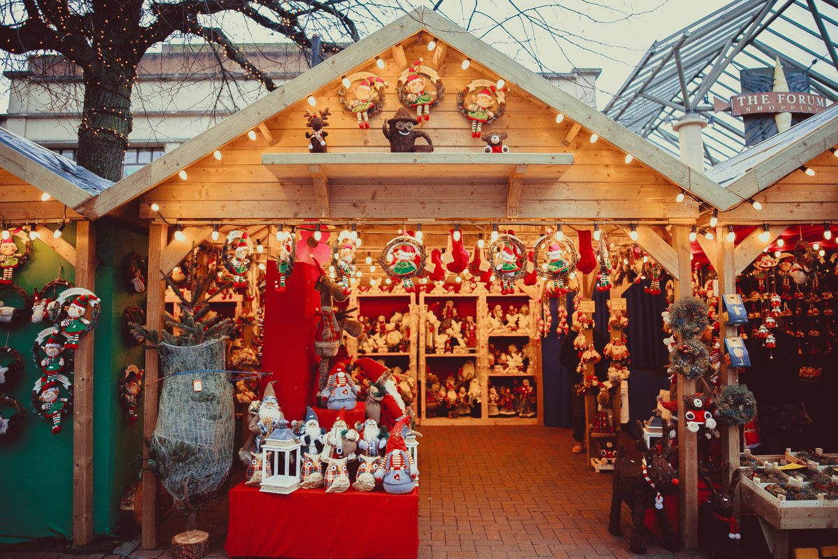 tourobs's tweet photo. Les marchés de #Noël font vivre de nombreux petits artisans, créateurs et commerçants. Comme un acte de résistance ou de solidarité, certains événements se maintiennent en plus petit ou sous forme de boutiques en ligne. https://t.co/mU21vAmQ1t https://t.co/QY9PN4xrJV