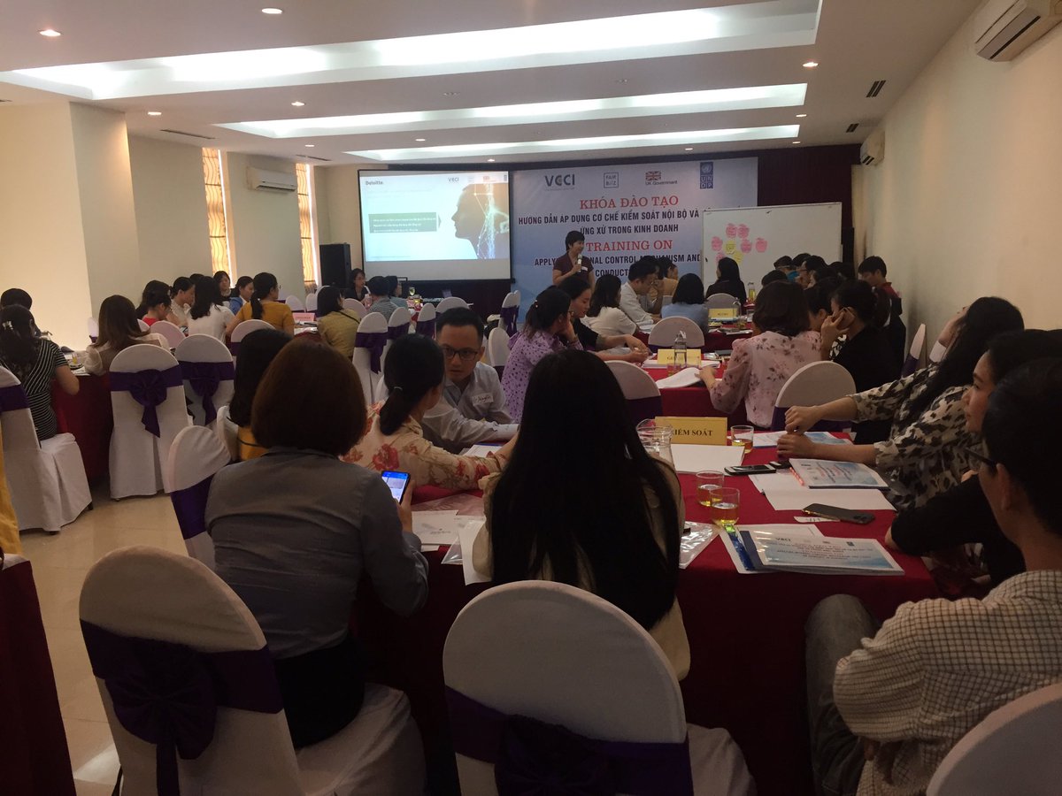 HienSmes's tweet photo. Lots of 🇻🇳MSMEs still keep 2 accounting📚+pay #bribes, agreed by 70 firms at #Fairbiz training in Nghe An🇻🇳. 🇬🇧Embassy, VCCI & #UNDP demonstrate #bizcase + tools 🧰 of applying biz #Integrity & #compliance to help firms manage risks & sustain growth. https://t.co/ME2KWPsXgF