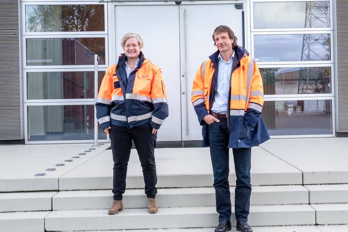 hamburgwasser's tweet photo. Als Frauke Lucks und Cornelius Hünemeyer Anfang der 2000er eine Büronachbarschaft bei uns begannen, hätten sie wohl nicht erwartet, dass sie sich gut 20 Jahre später neben demselben Flur auch dieselbe Führungsposition teilen. Hier geht´s zum Interview👉 https://t.co/hlTQ7ouo6X https://t.co/sDDbXP4WTL