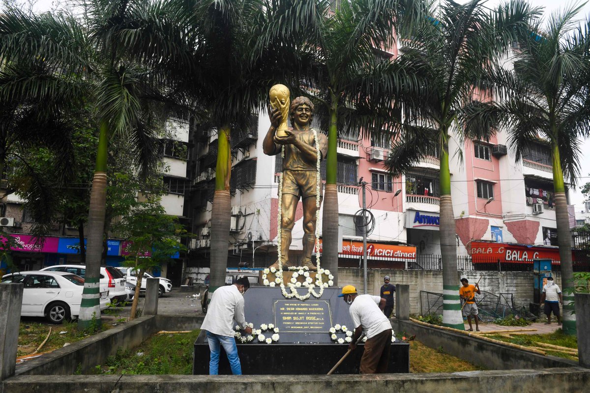 SC_ESPN's tweet image. #DiegoEterno Ya en la mañana del jueves en Calcuta, India, colocan ofrendas florales a la estatua que le hicieron a Diego Armando Maradona.