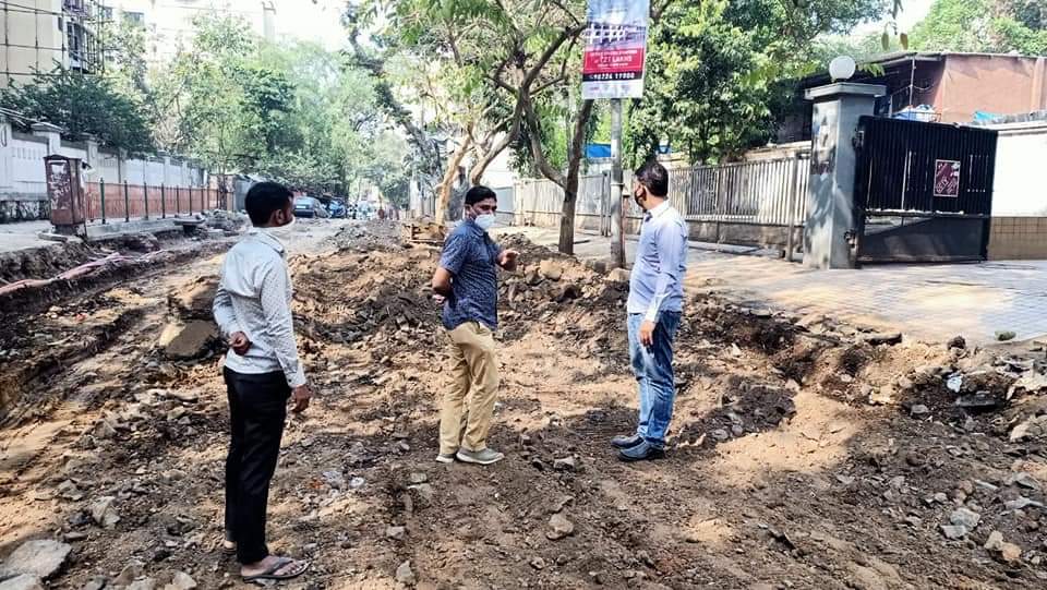 Deepakthakur_1's tweet photo. Visited #KrishnaResidency #Road to review on going work of CC Road along with Bmc Central Agency Officals #Ward50 #Goregaon ! @VidyaThakurBJP ji https://t.co/TGuQfSarW5